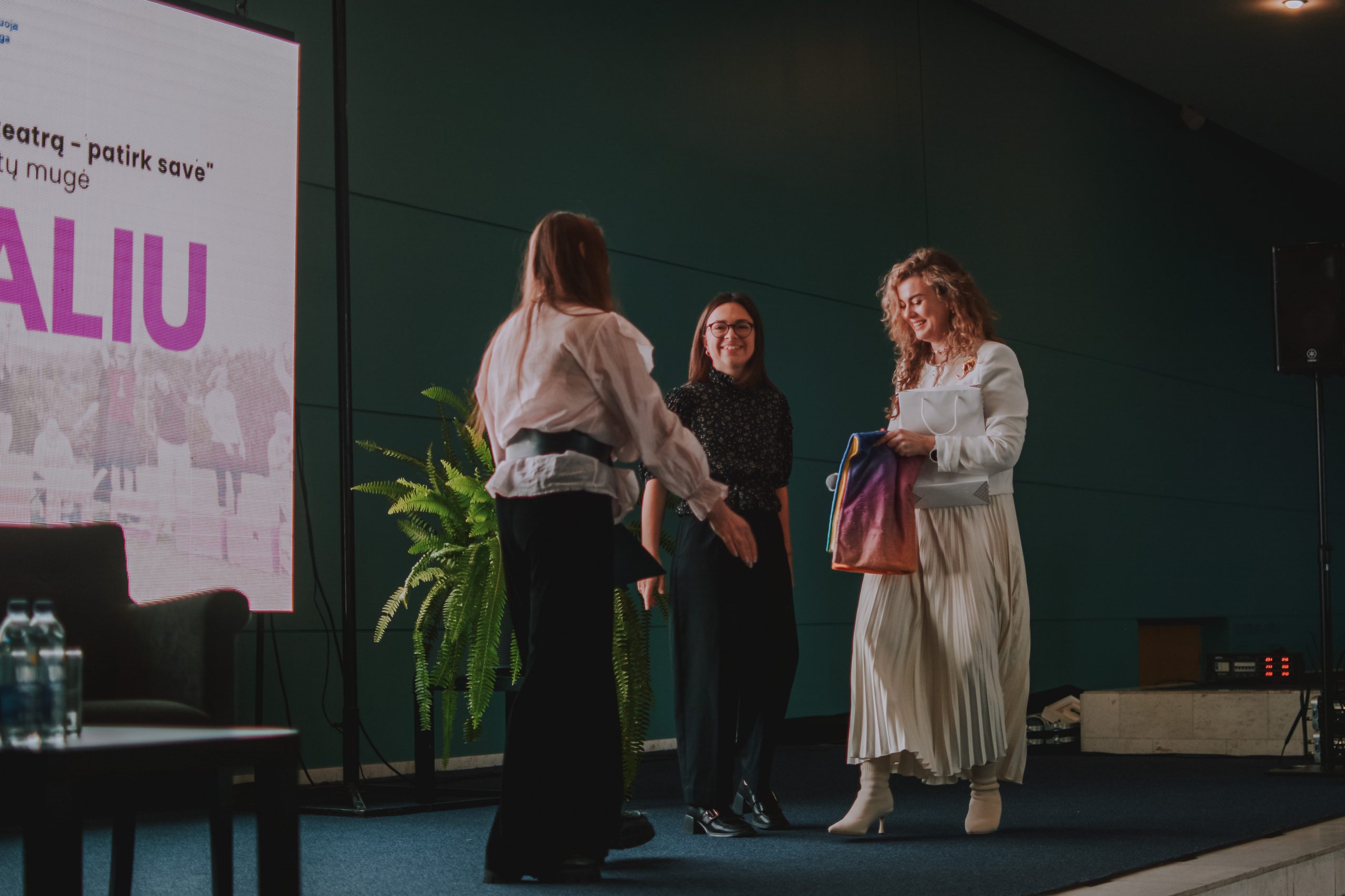 Projekto „Patirk teatrą – patirk save“ Alytuje finalas: vietoje taško – šviesus susitikimas